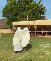 BABA PAROKO ABARIKI NA KUZINDUA KUANZA KWA UJENZI WA KIGANGO CHA KWANZA CHA PAROKIA YA MT. MARIA DE MATTIAS CHA MALAIKA WAKUU