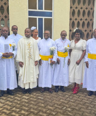 WANAUTUME WAPYA WA SHIRIKA LA MTAKATIFU YESOFU WAPOKELEWA WAKATI WA IBADA YA MISA TAKATIFU NA BABA PAROKO