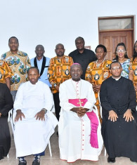 ASKOFU STEFANO MUSOMBA OSA WA JIMBO KATOLIKI LA BAGAMOYO PAMOJA NA KAMATI YA MARIATHON PAROKIA YA MIVUMONI KATIKA UFUNGAJI WA MARIATHON JIMBO LA BAGAMOYO